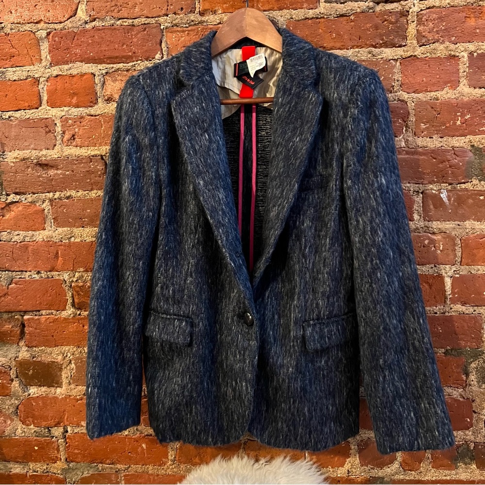 Wool blend blue blazer great condition texture! Functional pockets.